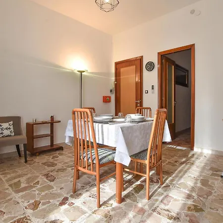 1 Bedroom Lovely In Chiaramonte Gulfi